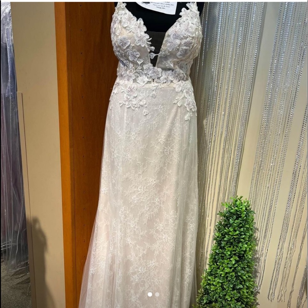Floravere Ivory Wedding dress size 12 european size